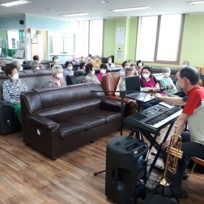 &#034;실버악단 노래공연&#034; 진행 - 주야간보호서비스 이미지